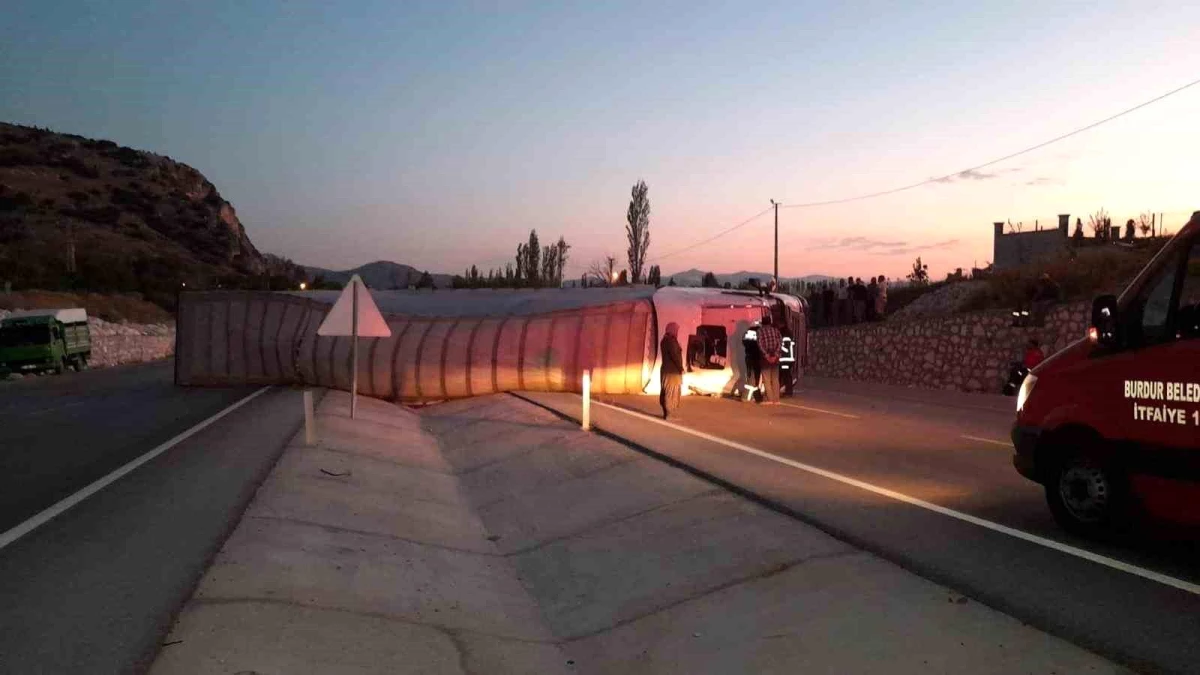 Burdur-Fethiye Karayolunda Domates Yüklü Tır Devrildi, 1 Kişi Yaralandı