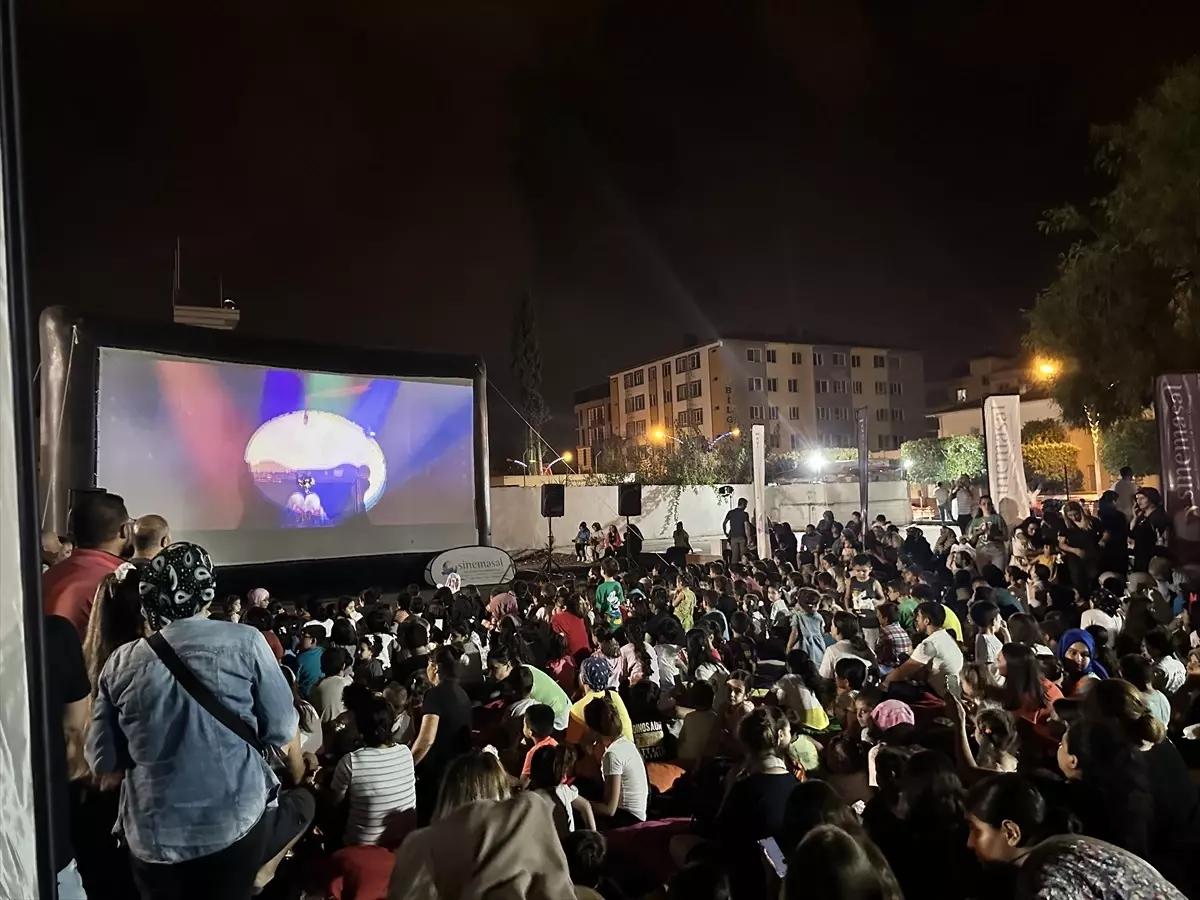 Dörtyol’da depremzede çocuklara açık havada film gösterimi yapıldı