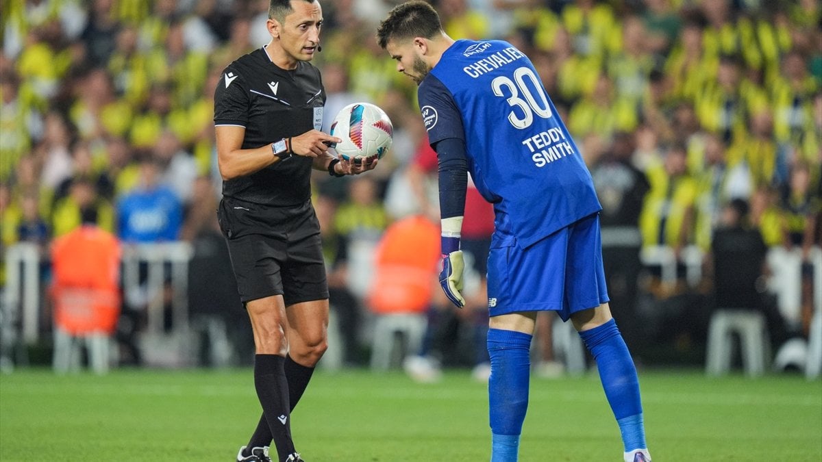 Fenerbahçe Lille maçında aynı senaryo: Yine sahaya yabancı madde atıldı