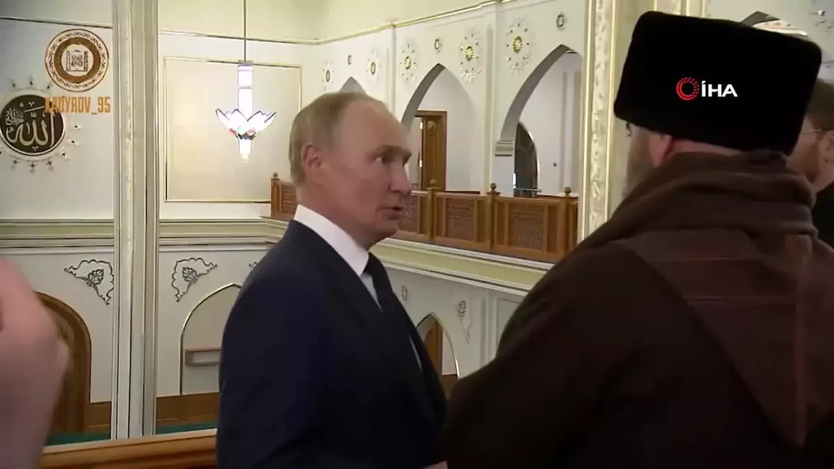 Putin’in camide Kuran-ı Kerim’i öptüğü anlar dikkat çekti