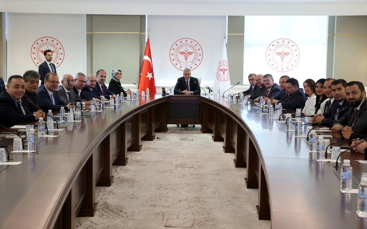 Sağlık Bakanı Kemal Memişoğlu, medya temsilcileriyle bir araya geldi