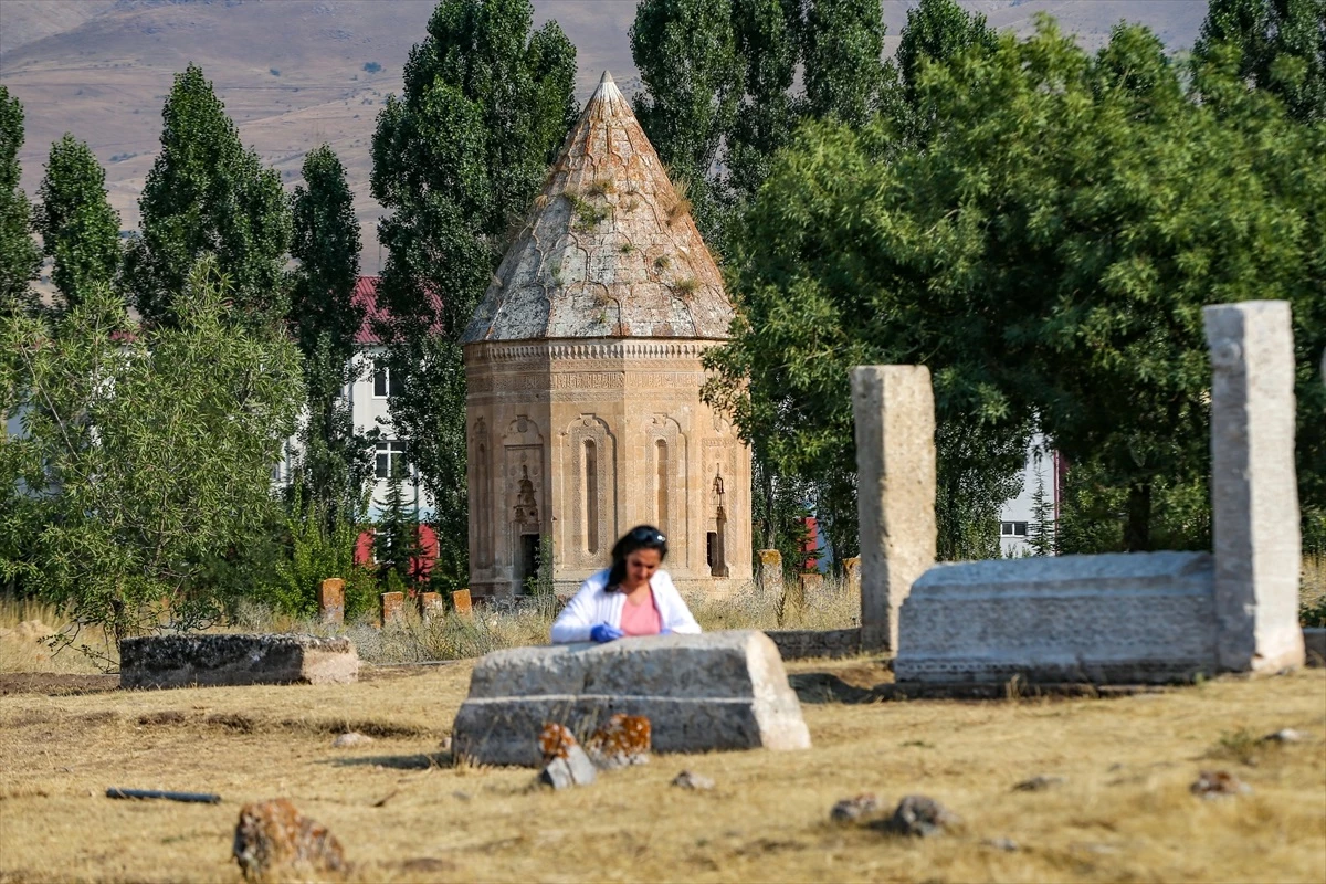 Van’ın Gevaş ilçesindeki Selçuklu Mezarlığı’nda Kazı Çalışmaları Devam Ediyor