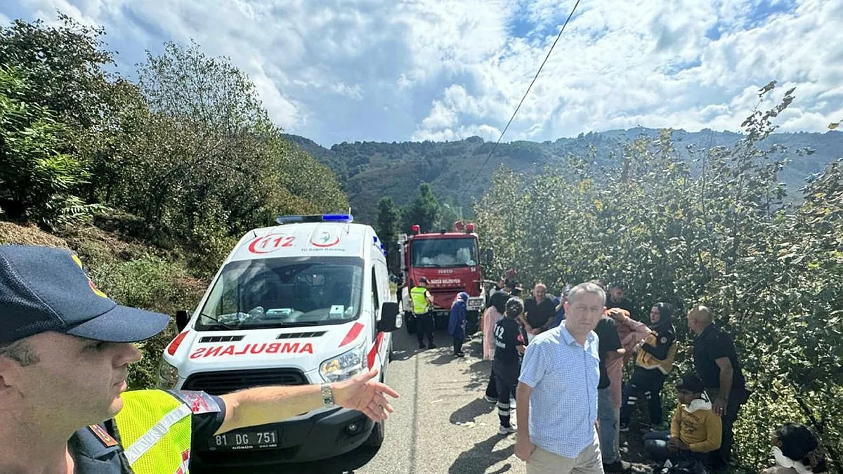 Düzce’de minibüs uçuruma devrildi: 5’i çocuk 15 yaralı