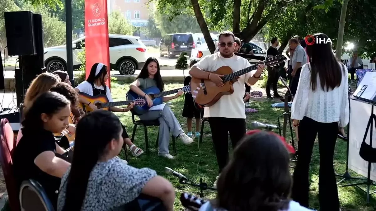 Tatvan Gençlik Merkezi Gitar Kursu Öğrencileri Sahilde Konser Verdi