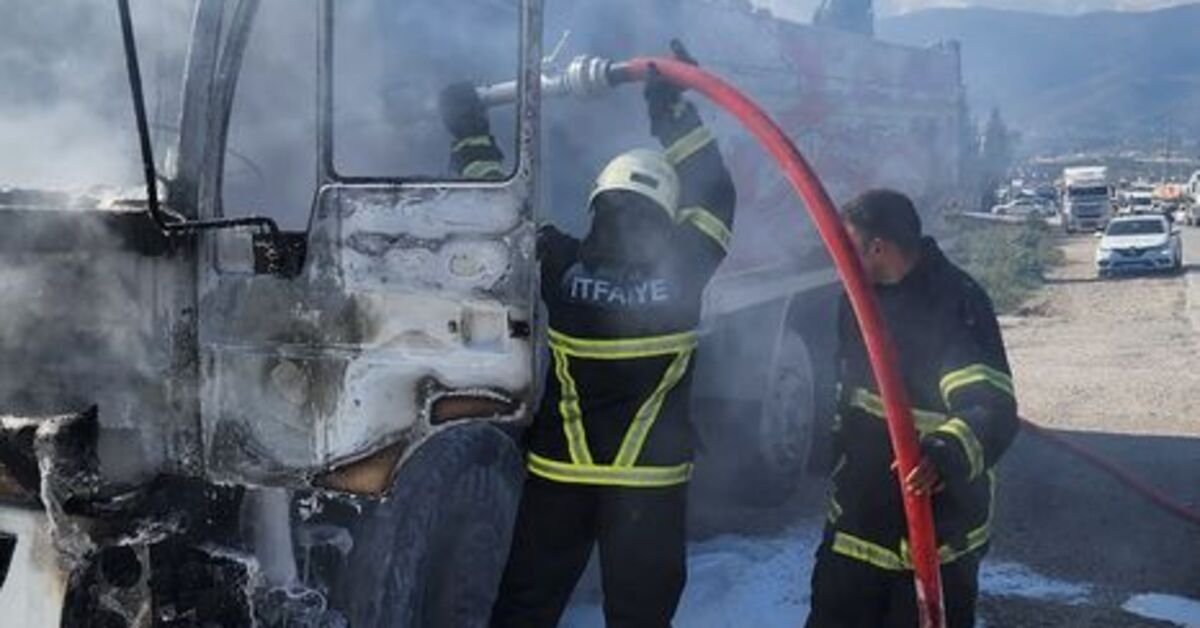 Hatay’da seyir halindeki hafriyat kamyonu yandı