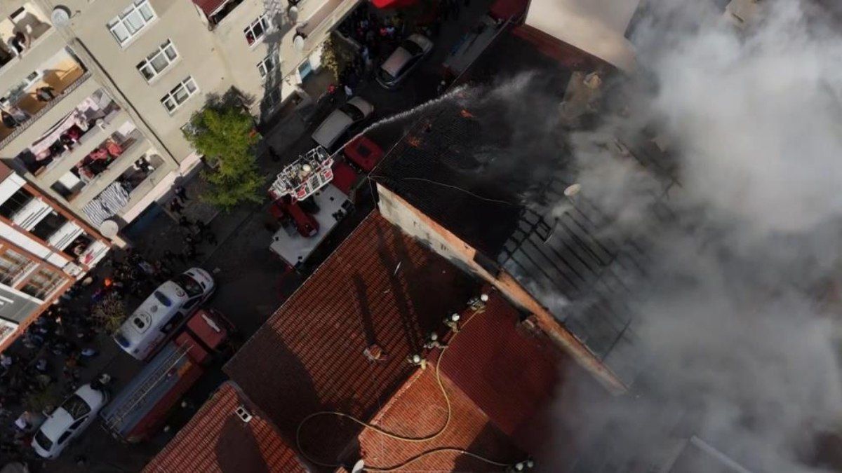 İstanbul’da çatı katında korkutan yangın