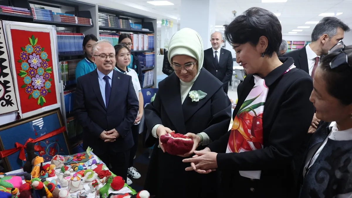 Emine Erdoğan ve Aygül Caparova, Kırgızistan’daki Türkiye Maarif Vakfı’nı ziyaret etti