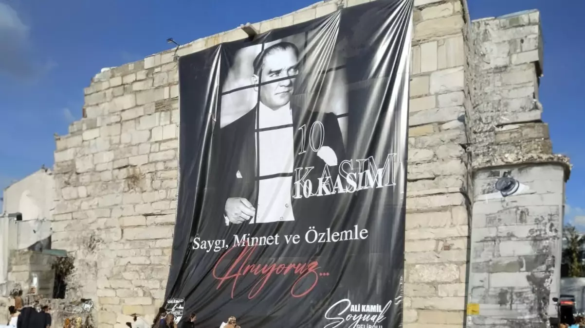 Gelibolu Belediyesi’nin 10 Kasım için astığı Atatürk posteri ilçeyi karıştırdı