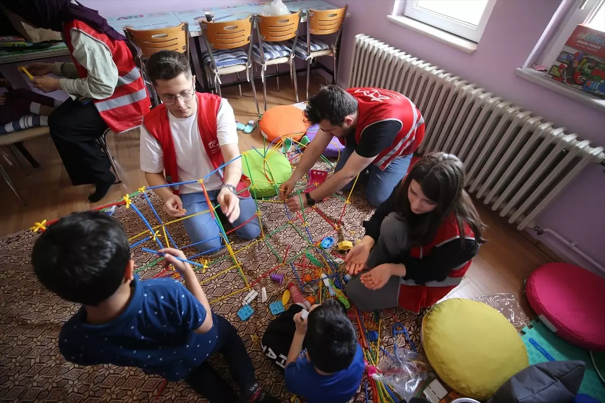 Kırklareli’de Üniversite Öğrencilerinden Dezavantajlı Çocuklara Oyun Projesi